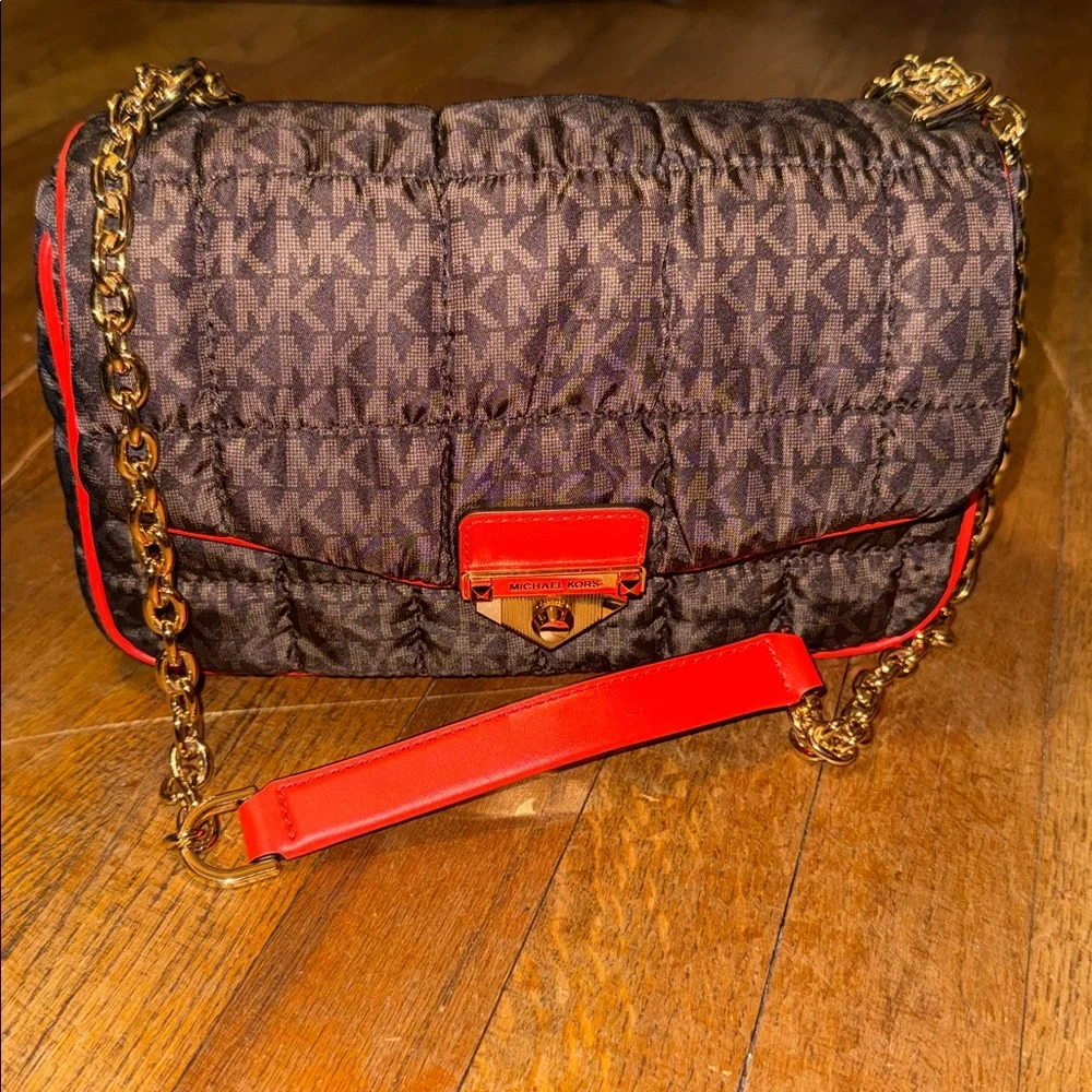 •MICHAEL KORS•NWOT BROWN & TAN LARGE QUILTED SIGNATURE-LOGO SHOULDER BAG $398.00 - Picture 10 of 14